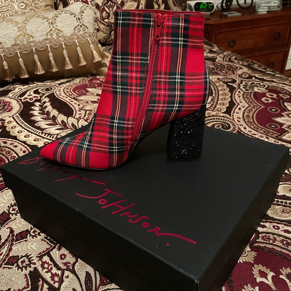 NIB betsey johnson kassie plaid tartan sparkly boots